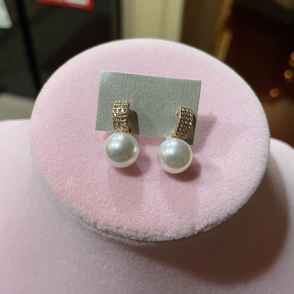 Sophisticated Pearl Earrings and Brooch Set - Picture 2 of 3